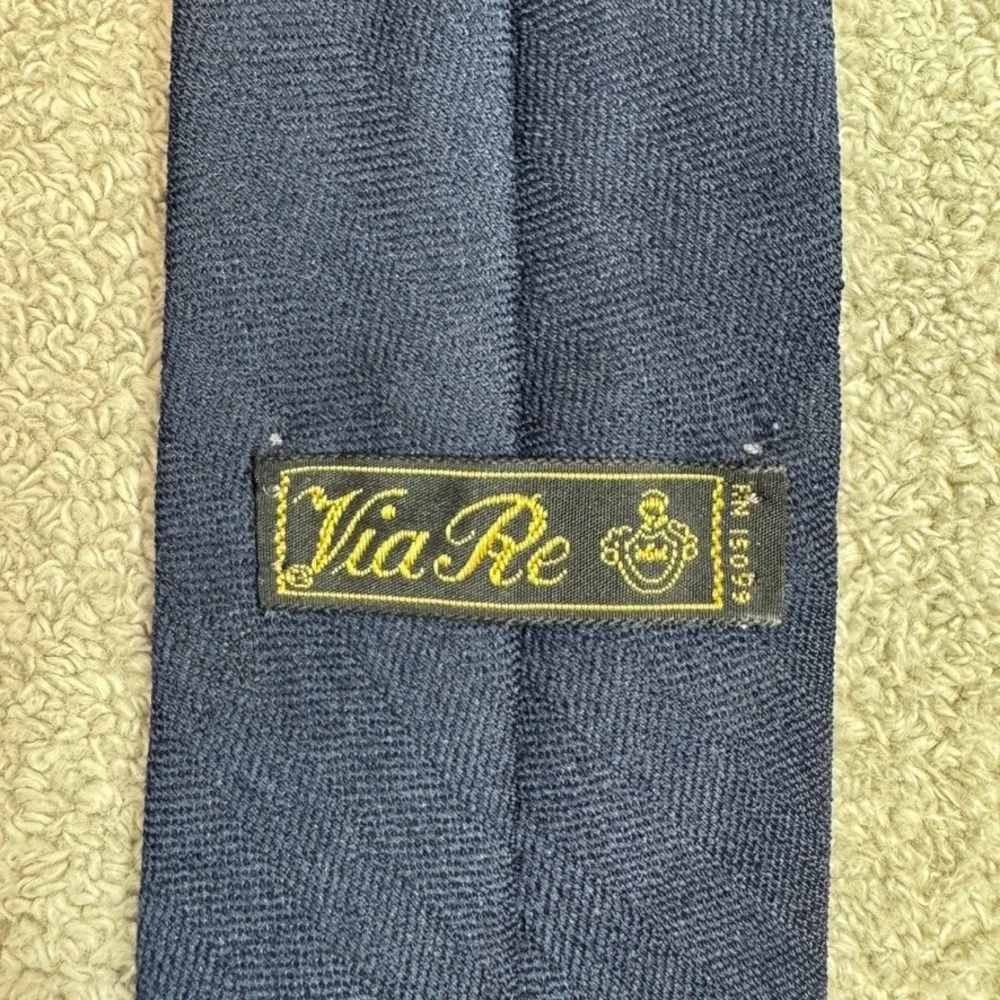 Via Re Mens Navy Blue Herringbone Wool Blend Crest Embroidered Necktie Tie